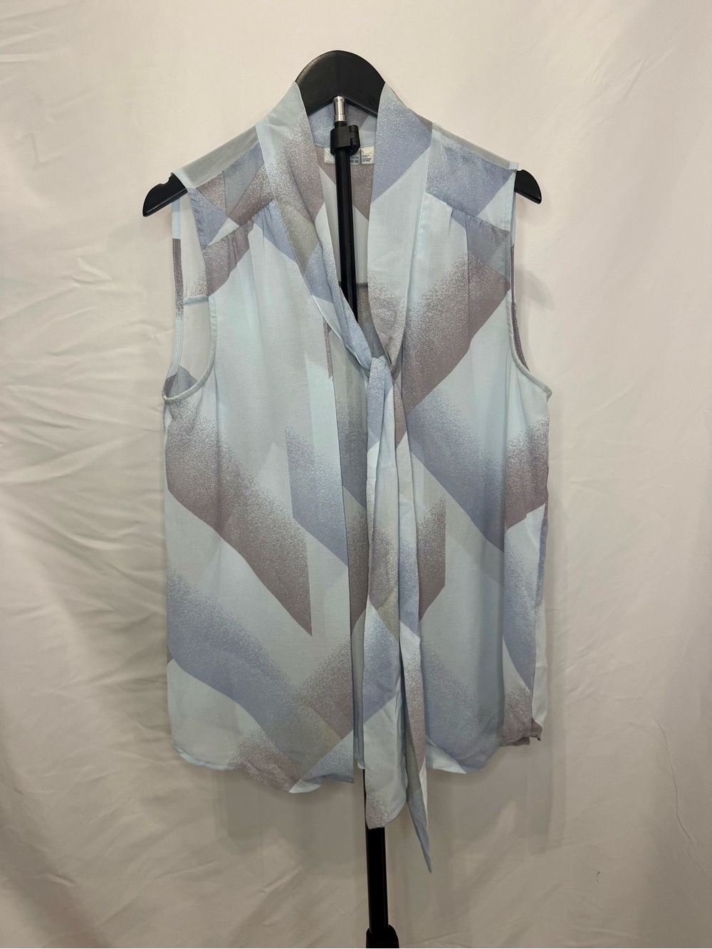 14th & Union Light Blue Tie-Neck Sleeveless Geometric Blouse